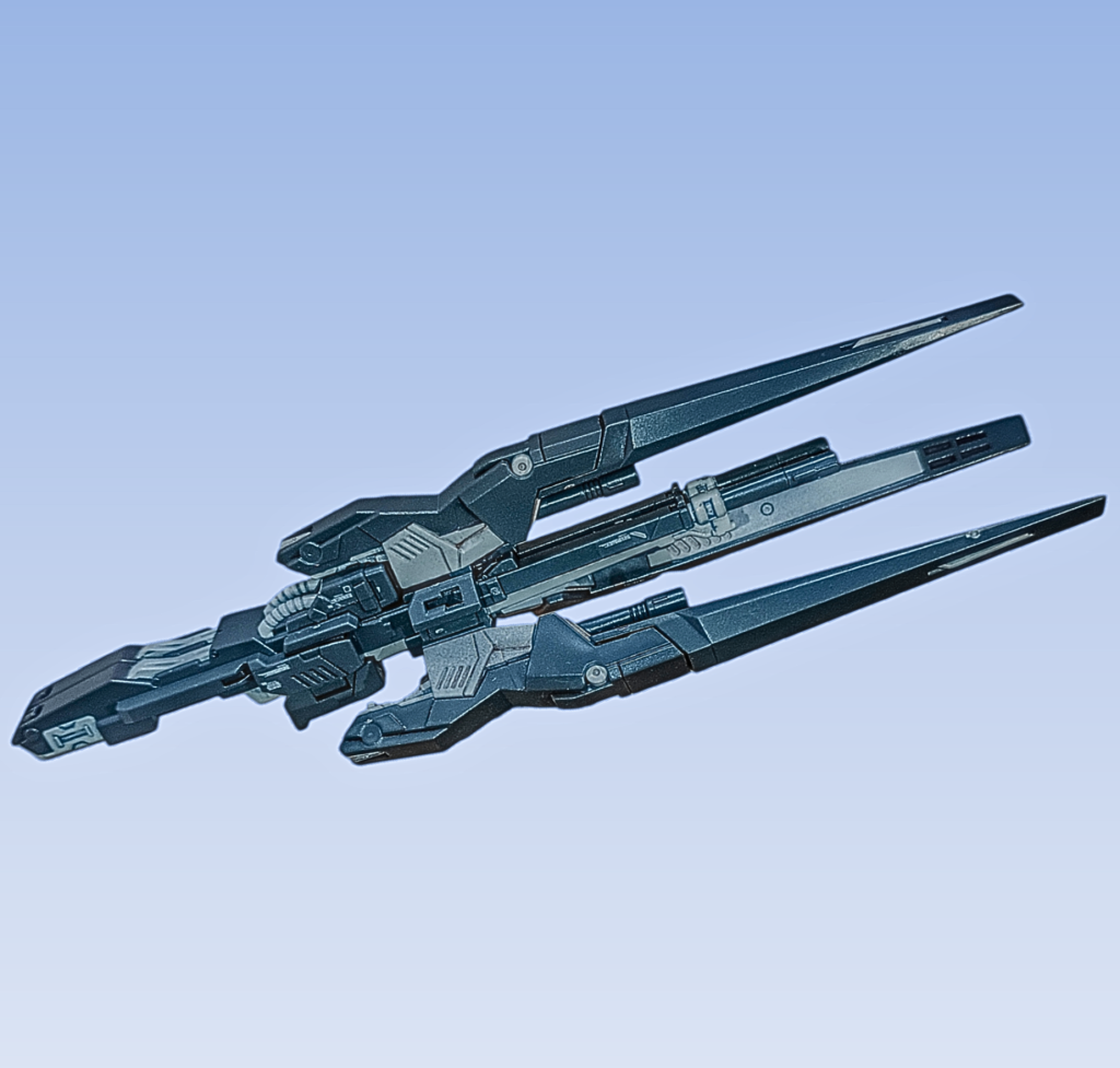 ■ 専用武装：武装はＲＧゼロカスのツインバスターライフルにドライツバークを組み込んだ『ドライツバークバスター』を装備。バスターライフルの反動検証も行います。ガンプラとしては成型色にグレーを足し、情報量を上げています。サムネではEx-Sガンダムのようにポージングをさせていますが、構えることも可能です。　■ セラフィムユニットの構造：次のものは、デジラマストーリーに使用する画像です。セラフィムユニットのバックビューになります。ご覧の通りRGウイングガンダムのシールドが組み込まれており、バードモードへの変形も可能ですが、このユニットの開発経緯、目的も含めて、詳細は本編の投稿をお待ちください。