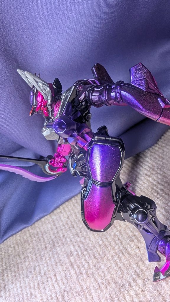 シールドとバックパックのグラデは結構綺麗になったと思いますただピンクはマーカーエアブラシシステムで塗料がポツポツ飛んだ部分もあるのが残念ですが🥲