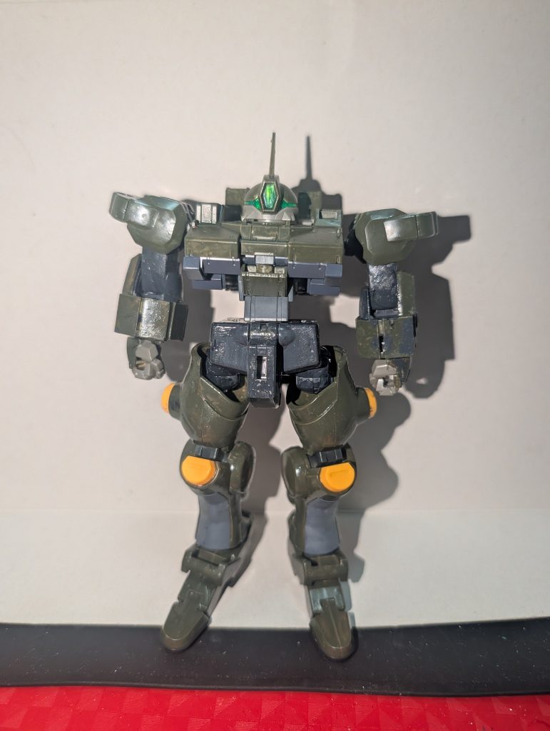 まずは素立ちで。マッシブなパーツを集めたのでボリュームのある姿になりました。股関節の接続軸の形状が違うので、ファラクトのパーツ+30MMの関節を噛ませて何とか付けてます。腰の接続も、本来の軸をカットして腰の穴に埋め込み、3mm穴接続に統一してあります。