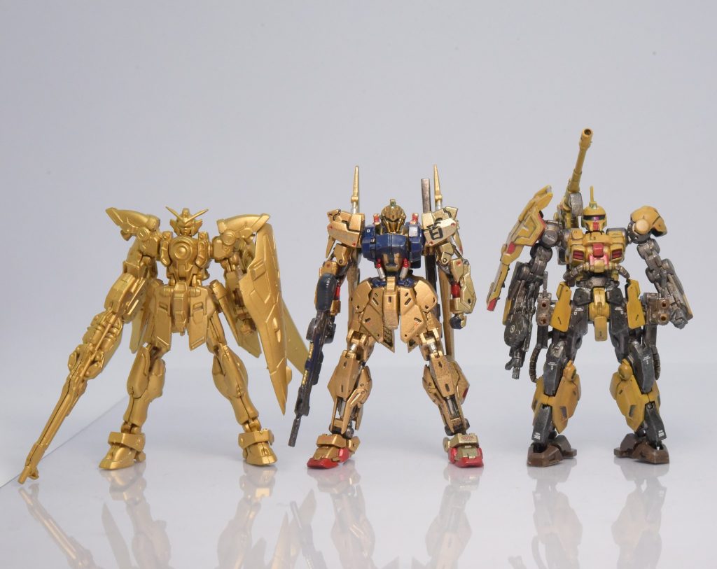 最後にこれまで作ったアーティファクトとともに。左から初めて作ったウイング（小ささに塗装を諦めてダイキャスト風全塗装）、百式（金色でざっくり塗ってから部分塗装なので簡単そうかな、とw）、今回のザクキャノンです。