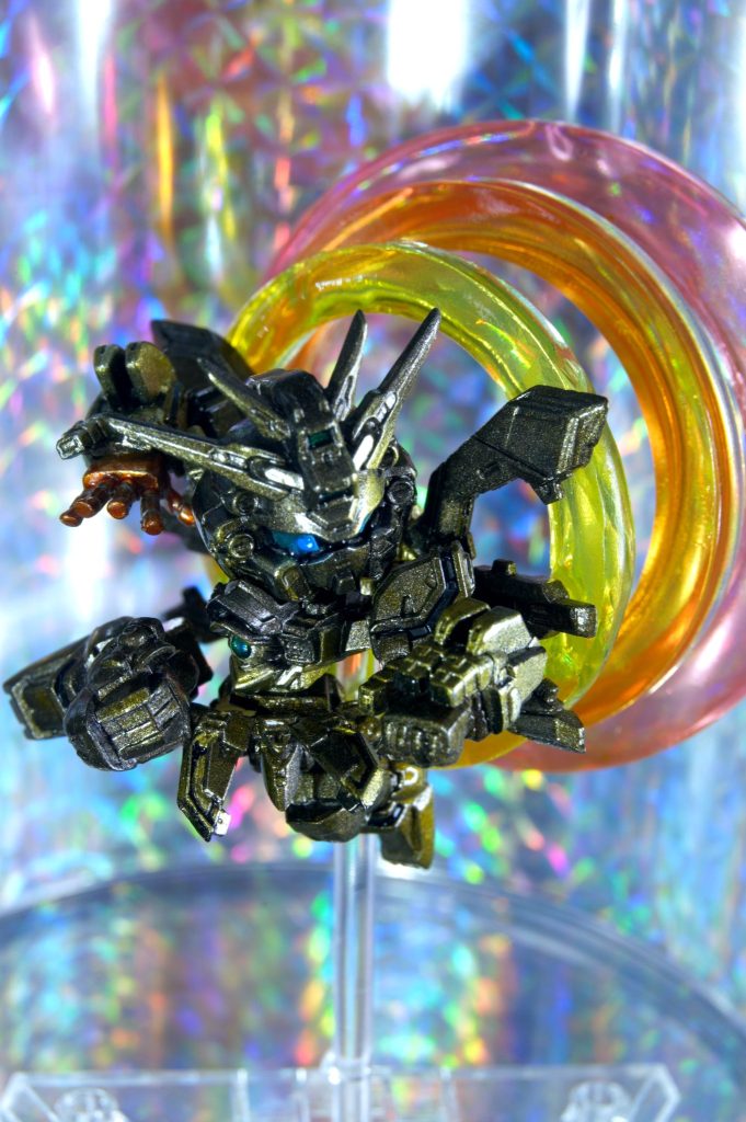　ゴッド本体について■可動軸を追加。フィンガー踏み込みポーズ固定だけれど、ニュアンスは様々に出せるような仕様。■塗装は下地に焼鉄色を筆塗り。手甲などにはゼウスシルエットゴールド、照り返しとして金色でドライブラシも少し。上からクリアイエローを吹けば、元祖SDゴッドガンダム真のハイパーモードの成型色っぽい感じに。一応キャンディ塗装なのでライティングでまた印象が変わります。