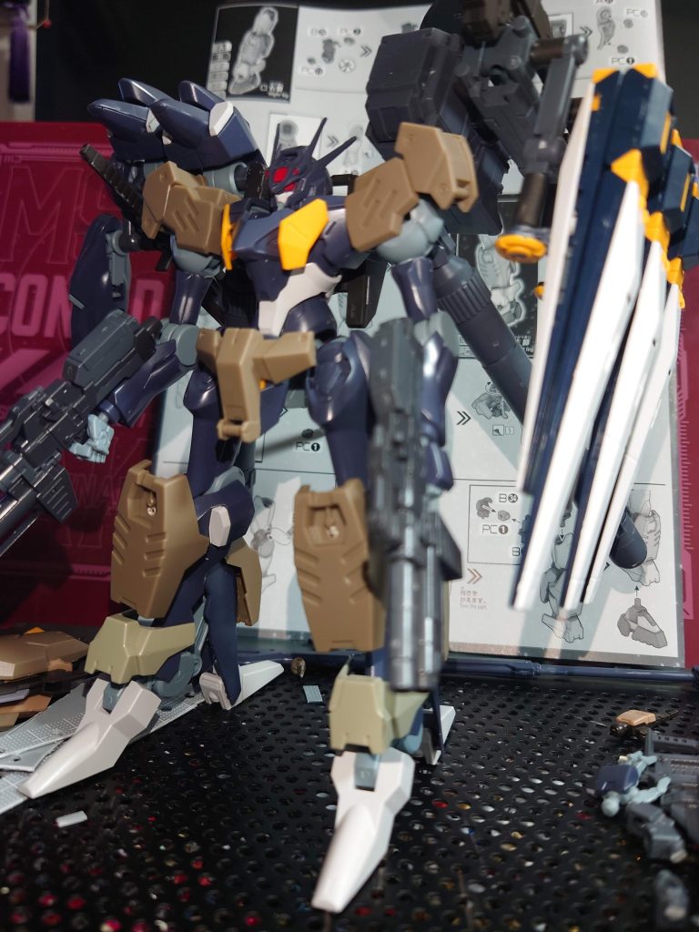 コマンドクアンタの増加パーツ類をパテとプラ棒を使って装着。なんとかカタチができてくるも、バランスが悪かったのでこっから更に改良を加えます。。。