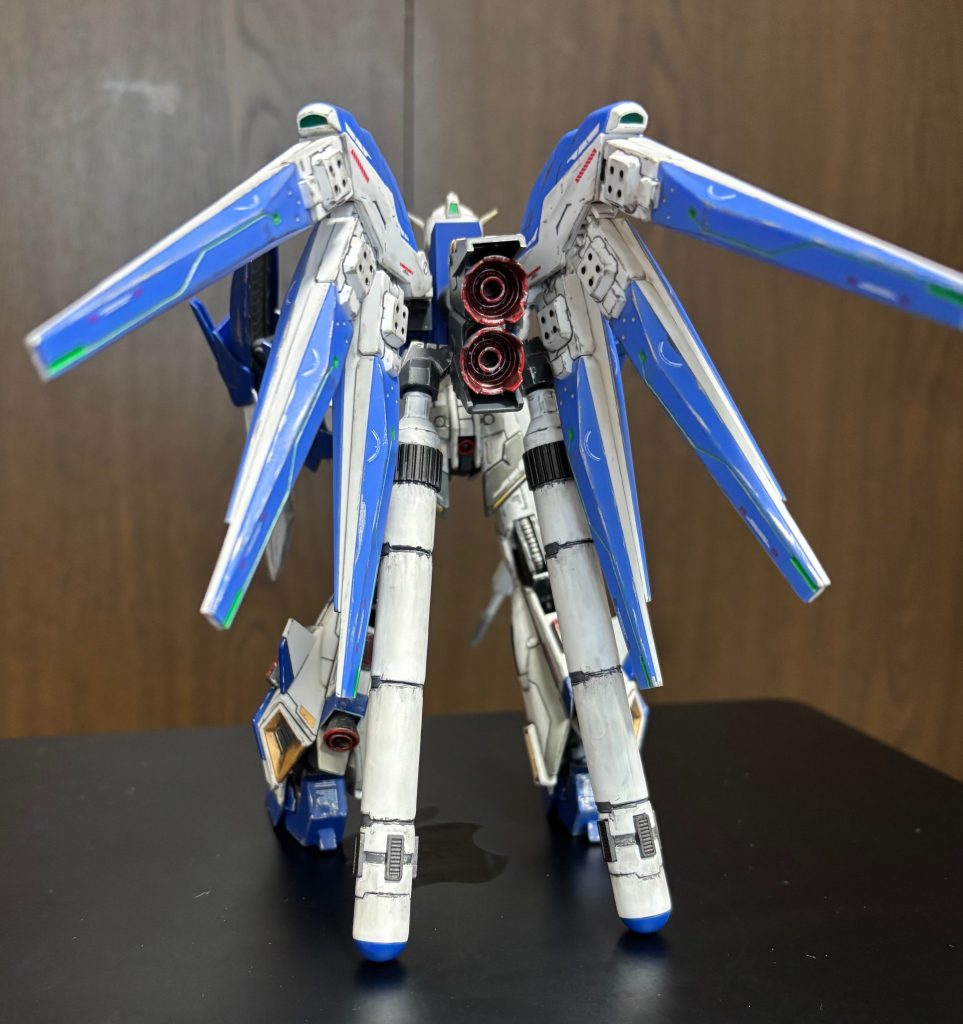 そしてHGUC Hi-νガンダムのフィンファンネルを装着しました。こちらもスジボリ、水性ホビー蛍光グリーン、デカールなどでディティールアップしました。