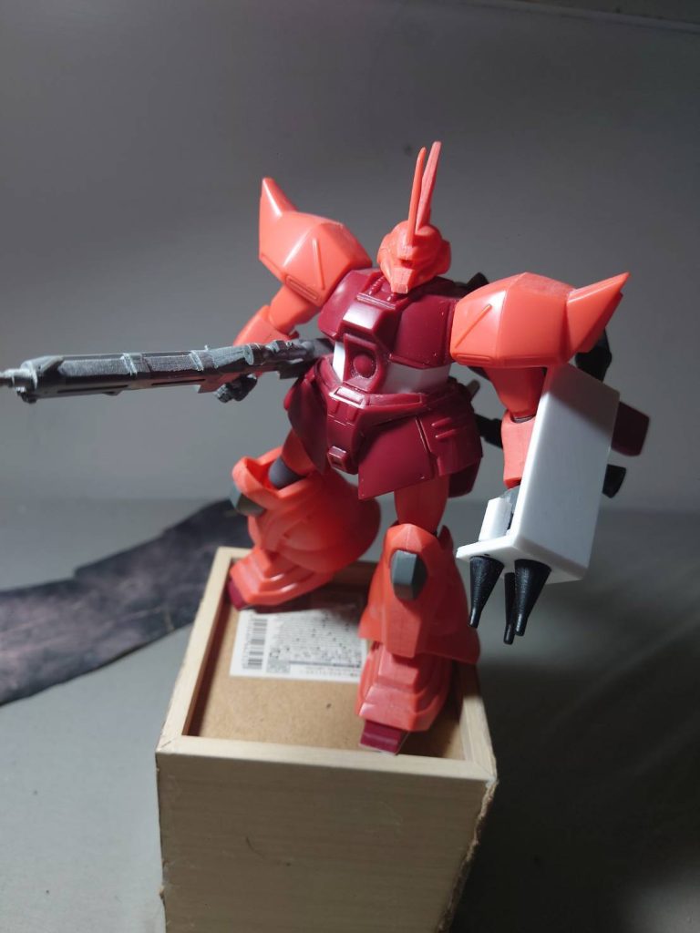 合わせ目消し、肉抜き埋め、フロントアーマーの可動化、ミライトによる電飾、胴体の形状変更などをしました