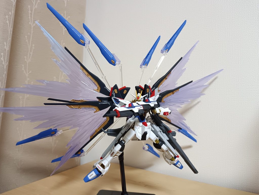 光の翼は劇中のように薄紫のグラデーション。一層迫力があります。ドラグーン射出は別売りのアクションベースを使用しての表現となります。
