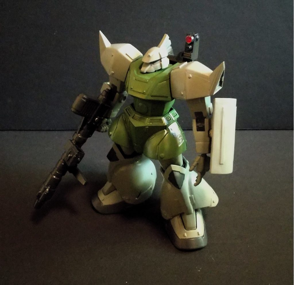 中距離支援機として制作しました。武器はGフレームのゲルググからで、ロケットランチャーではなくビームキャノンのつもりです。シールドはドラッツェみたいなのをスクラッチしました。