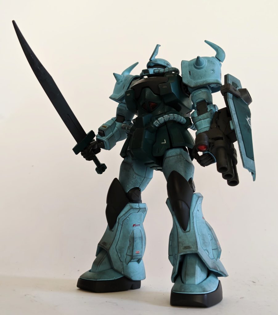 ご覧いただきました皆さんありがとうございました！2部構成の機動戦士ガンダム第08MS小隊特別編「М作戦」いかがでしたでしょうか？(・∀・)機動戦士ガンダム第08小隊はミリタリー要素評価の高い作品ですが、こちらは兵器よりも「戦争色」が強いものに仕上げてみました。この物語は実際に過去の戦争であった「特攻」や「◯体に爆弾を付けて助けに近づいた仲間を道連れにする」という歴史上にあった出来事を参考にしてます。そして今回、捕虜達は自らの命と引き換えに同胞を撃たなくてはなりませんでした。第二次大戦中、アメリカの日系人部隊は日本への攻撃参加はせず欧州戦線に投入されたりしましたが、この08小隊ではMSパイロットという特別な能力を持ったばかりに、味方◯しの汚名を着せられる何とも悲惨で辛い戦いを強いられました。他にも参考にしたのは機動戦士ガンダムの生みの親、富野由悠季氏のザンボット3『人間爆弾』で、富野氏は実際に戦争を体験され、物語にそういった演出を入れる発想は自然とあったのかもしれません。私はもちろん戦争を美化するつもりはなく、理不尽かつ誰の幸せにもならない戦争などなくなればと思う次第です。私としては08小隊はそういったテイストを取り入れやすく、今回の作品の舞台としました。&nbsp;ではガンプラ紹介いきます！ご紹介ガンプラはHGUCグフカスタムです！最初にお伝えした通りシンプル仕上げですので、これと言った特徴はないです。ただ08小隊系の機体はウェザリングがまあ似合う！(*^▽^*)