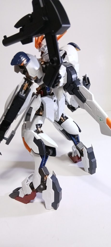 バックです。いやぁ、この鉄血シリーズ(ガンダムフレーム)は所々フレームや動力パイプ等の剥き出し姿がよりハードなメカ感が出ていて格好いいですよね🤩　　　　　　　　