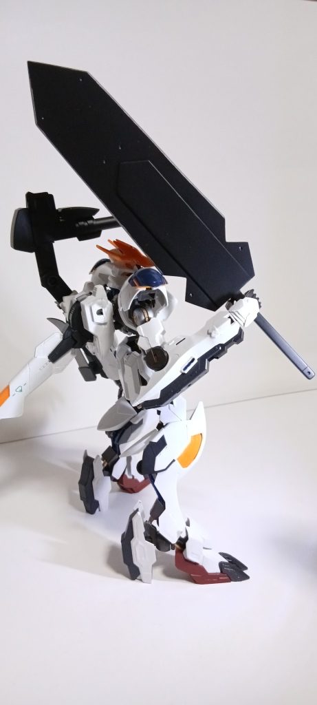 大剣⚔️ですが、同じく鉄血シリーズのヘルムヴィーゲリンカーが装備するヴァルキュリアバスターソードみたいなモノを装備させたかったもので、プラ板で制作してみました😉(形は擬きにもならない別物になってしまいましたが…😢💦)