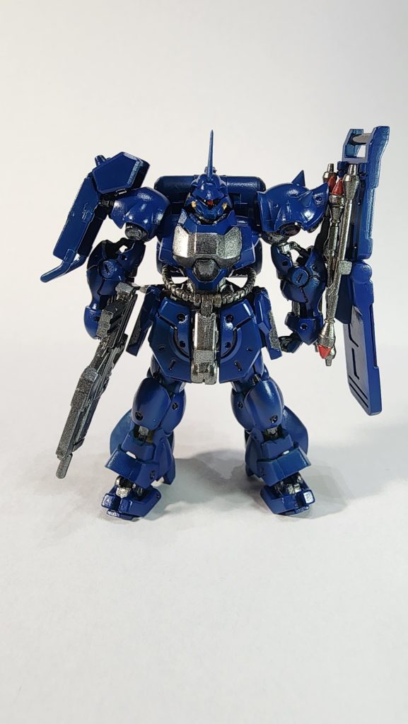 色合いも特に調べず、青一色、フレーム&黒部分にガンメタル、モノアイ部は黒赤をつまようじで。リハビリだしーという建前の手抜き(そもそもアーティファクトを細かく色分けする技術も根性もない)