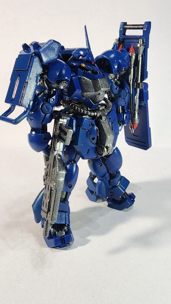 股間部分(?)は青にしなきゃなりませんでしたね…ガンプラ気分でどうせ上に装甲つくやろ！って思ってたら剥き出しでした。