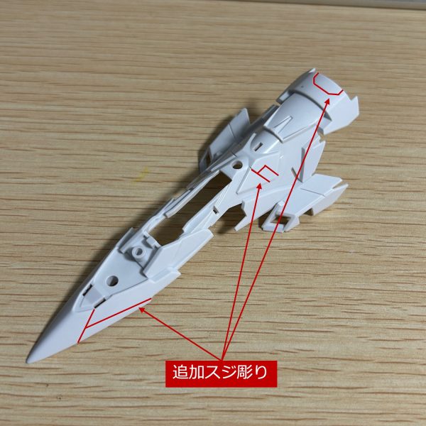 ネオバード形態時に機首にもなるシールドですが追加スジ彫りを少し入れてみました。緑色部分は説明書ではシール対応になっていますが、せっかくのクリアパーツだったので、それを活かすべく裏から蛍光グリーンで塗装して仕上げてみました。（2枚目）