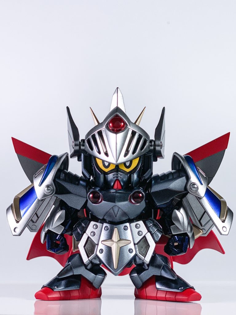 久しぶりのSDガンダムです！バーサルナイト作りたいなぁと思っててヤフオクで入手しました。ジャンク品でしたのでプラに日焼けがあったりで白系に塗装するのに抵抗を感じてシャドウ風にしました。