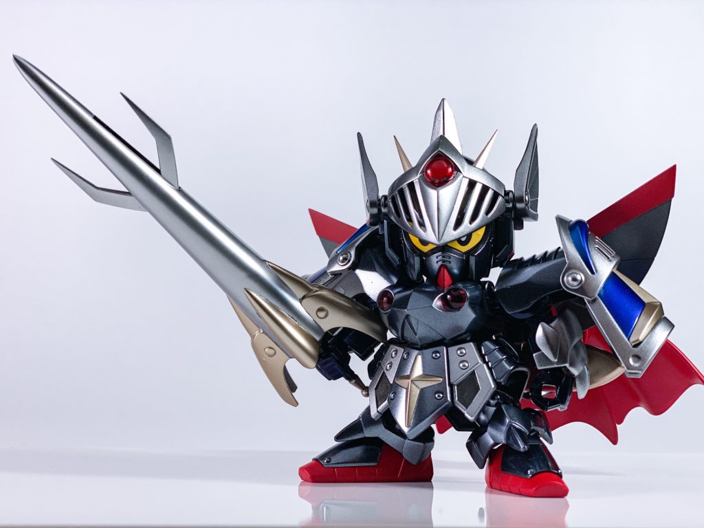 ゴールドはガイアEXシルバーです。武器の切先やアンテナなど先端部はプラ板で延長してシャープにしてます。スピアの爪部分は可動式にしました。&nbsp;