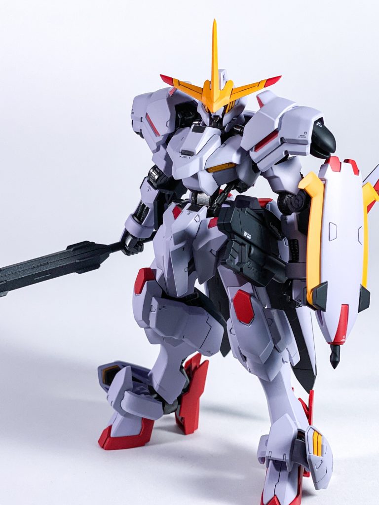 私は装甲はソリッドカラーの艶消し、フレームはメタリックで光沢というのを基本にしてあるのですが、今回はガンダムフレームという事でいつもと違う塗料で調色したメタリックで仕上げてます。まぁ系統が同じなので違いはほぼわからないんですが。笑