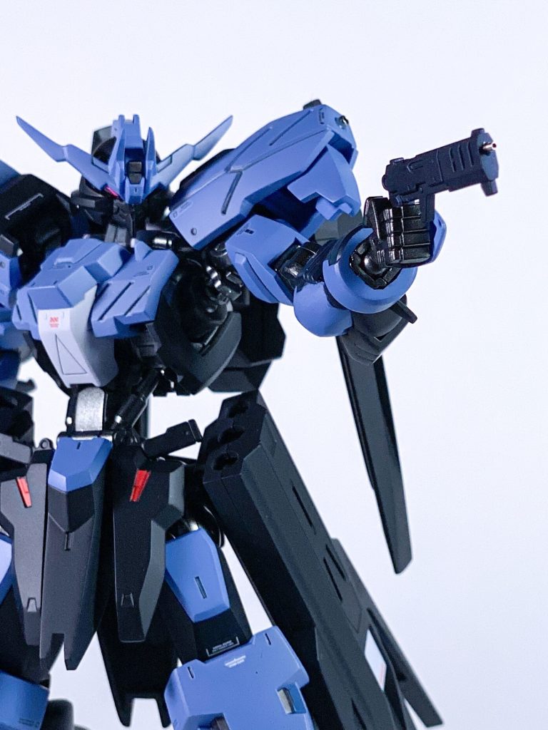 ハンドガン。好みで黒下地にガイアのプリズムブルーブラック吹きました。あと銃口部を落として、ハイキューパーツのEZガンマズルを埋め込みました。&nbsp;