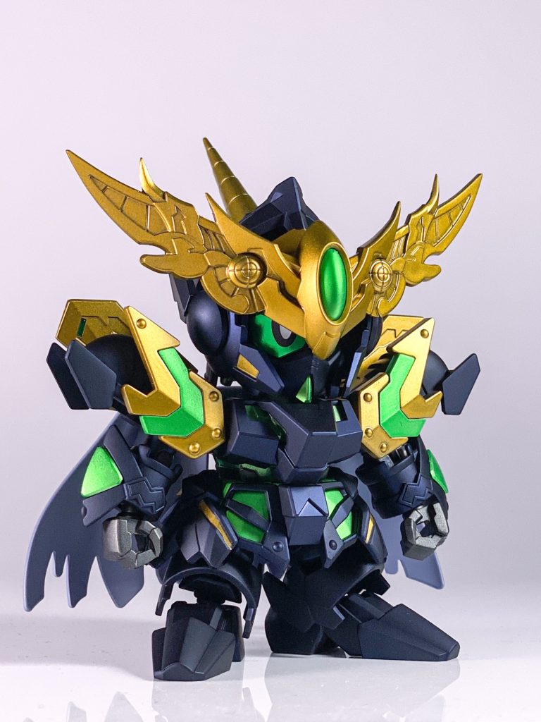 本体は黒下地にガイアのプリズムブルーブラックで。ゴールドは今回水性ホビーカラーを使用。シャインゴールドにクリアイエローを重ねました。やっぱ水性ホビーカラーは苦手ですなぁ。&nbsp;