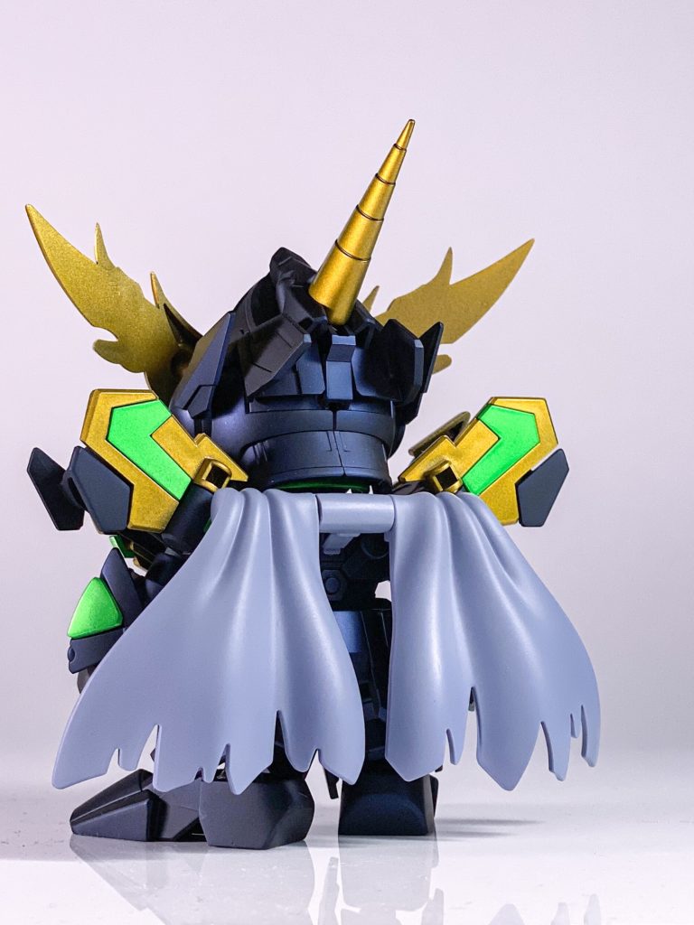 マントは青みのある明るめグレーに。シャドウ入れても良かったですね。