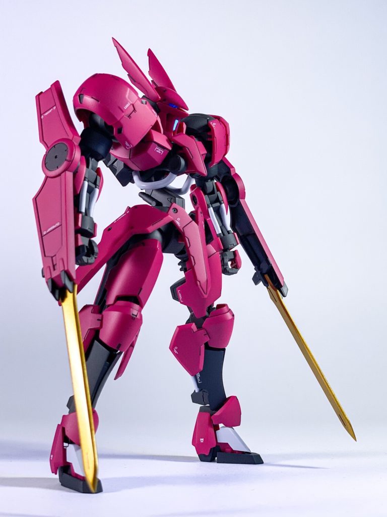 グリムゲルデはガンダムフレームと違い、ヴァルキュリアフレームということで、これまで制作したガンダムフレームと差別化を狙いフレーム部はクレオス&nbsp;グラファイトブラック→艶消しコートにしました。&nbsp;