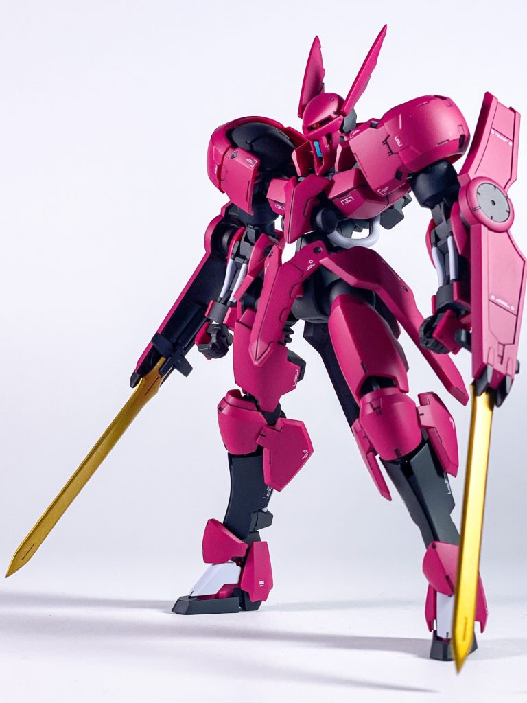 ヴァルキュリアブレードシャキーン！シールドの裏に装備してて、展開するのかっこいいですよねぇ。ブレードは刀身を3ミリ延長して切先にもプラ板貼ってシャープにしてます。ダークブラウン→ゴールド+クリアイエロー。