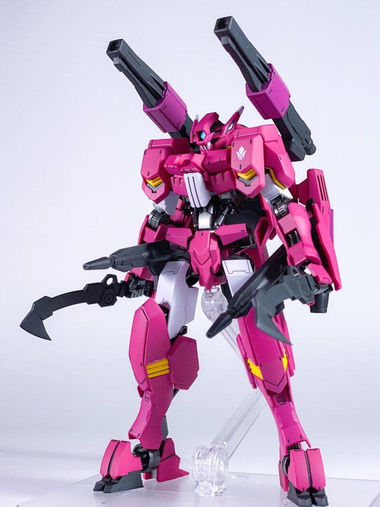 ショートバレルキャノンとアサルトナイフを装備。今回キットをヤフオクで入手したのですが、ショートバレルとアサルトナイフがセットでした。ありがてぇ！！最近は鉄血のオプションパーツほとんどお店で見つけられなく、中古品でも価格高騰しておりますからねぇ。