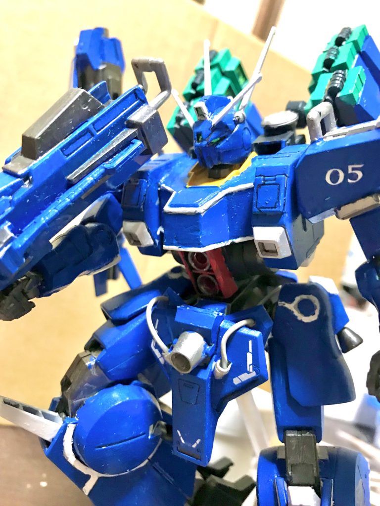 バストアップ。前腰部に旧キットのフルアーマーダブルゼータのものを。