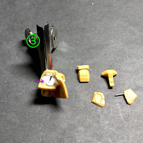 アーティファクトリックディアス腰下加工の続きです🙏①の画像でフロントアーマーを丁寧に切離します。②の画像で白色の矢印部分にアルミ線を取付けます。③の画像で紫色の矢印部分に1ミリプラ板を円形に切り出して取付けてスペーサーに、赤色の矢印のとこにサイドアーマー取付け用に1ミリの穴を開けます。④の画像で完成。⑤の画像で元キットとの比較！上半身編へ続く🙏（3枚目）