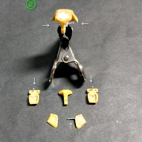 アーティファクトリックディアス腰下加工の続きです🙏①の画像でフロントアーマーを丁寧に切離します。②の画像で白色の矢印部分にアルミ線を取付けます。③の画像で紫色の矢印部分に1ミリプラ板を円形に切り出して取付けてスペーサーに、赤色の矢印のとこにサイドアーマー取付け用に1ミリの穴を開けます。④の画像で完成。⑤の画像で元キットとの比較！上半身編へ続く🙏（2枚目）