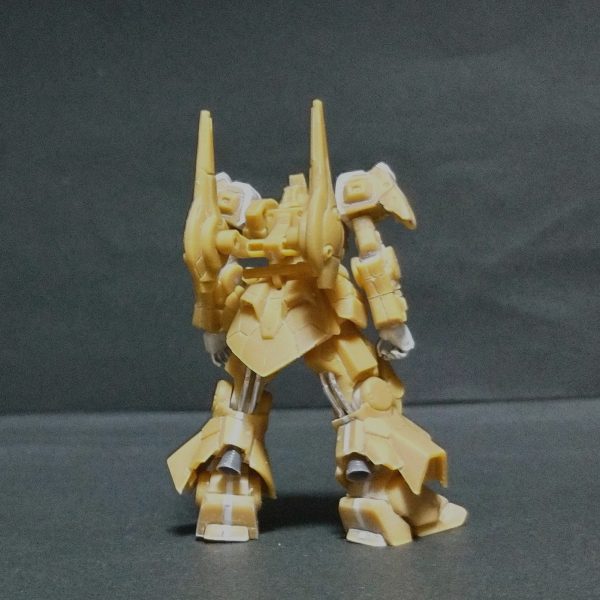製作中のリックディアスここまで進みました。ここでプロポーションの確認を🤔元キットと比べて、やはり首を下げたのと肩の位置を上げたのが解りますね😊そこで今回もここからプラ板を貼ろうと思います🤣（3枚目）