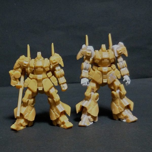 製作中のリックディアスここまで進みました。ここでプロポーションの確認を🤔元キットと比べて、やはり首を下げたのと肩の位置を上げたのが解りますね😊そこで今回もここからプラ板を貼ろうと思います🤣（4枚目）