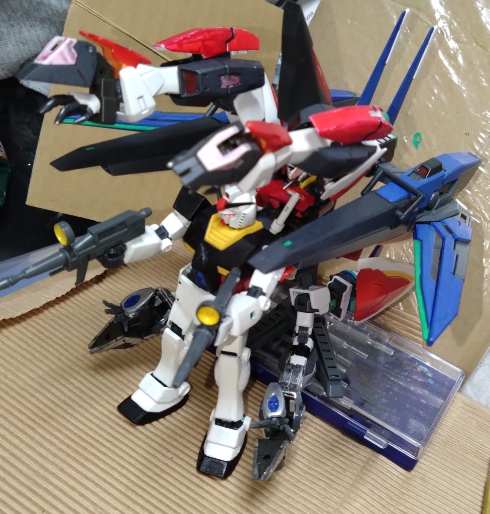 ストーリーに戻ります。GRガンダムとアームズリベロとの合体にリンは驚く。それもそのはず、ティフォエウスガンダム・キメラみたいに大型ユニットと合体したのだから……。&nbsp;「そんな！そっちも合体したの！？」&nbsp;「リベロは自分の為だけでなく、味方の為にも存在するガンダムだ！」「単機による様々な変形。それらは全て自機の為にあると思っていたが、これを見る限りリベロは味方の支援にも優れている。ガンダムリベロ、一体どれ程の姿を隠し持っているんだ？」「ティフォエウスガンダム・キメラは確かに強力だが、機動性はこっちが有利だ。操縦は任せる、小隊長！」「感謝する！」&nbsp;アルカの操縦で、アームズリベロと合体したGRガンダムが動く。リンは様々な攻撃を放つが、アームズリベロから展開されるGNフィールドにより全て防がれる。&nbsp;そして……&nbsp;「これで決めるぞ！！」&nbsp;GRガンダム+アームズリベロは近距離でフルバーストによる一斉射撃を放つ。近距離ということもあり、ビームサーベルも出す。これにより、ティフォエウスガンダム・キメラのユニット部分『クタン双竜型』が破壊された。&nbsp;「私のティフォエウスガンダムが…、キメラが……！！」&nbsp;決着がついた。リンはすぐさま撤退しようとその場を離れようとしたが、ここでGRガンダムと合体していたアームズリベロは分離。更にイクシードファイターからユニットが分離。ティフォエウス目掛けて接近し、クローを展開。クローリベロとして、ティフォエウスを捕らえることに成功した。