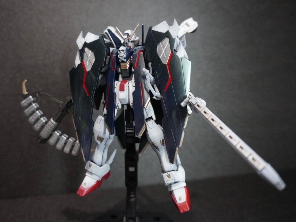 フルクロス部分とフレームなどにメタリック塗装。本体ボディーホワイト部分にはふちに影を出すシャドー吹きに挑戦しよく考えたら質感が分かれてしまいました。フルクロス部分の赤の塗り分けの際に初めて使ったアクリジョンに地獄を見せられた…