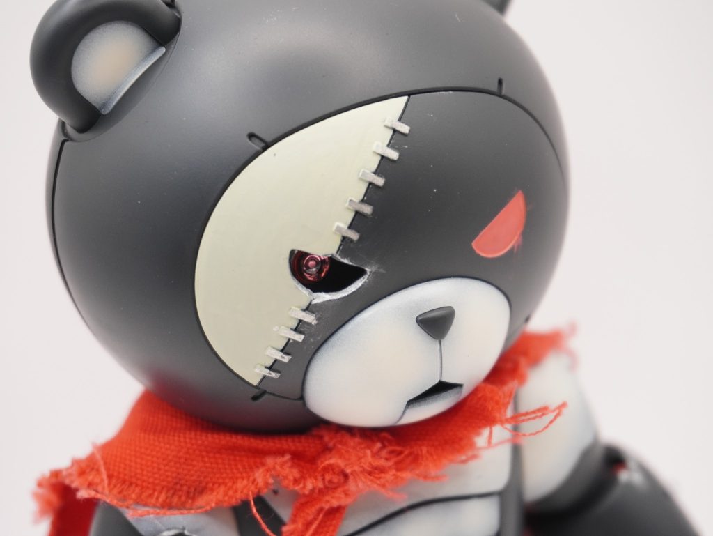 ダンガンロンパのモノクマとかみたいな感じをイメージして目のところを空洞化、カメラアイを仕込んでいます。また、左目のすこーし血涙を流している感じは表に出ている復讐心とは裏腹に少女ともっとバトルを共にしたかった感情を表現できればという目論見。
