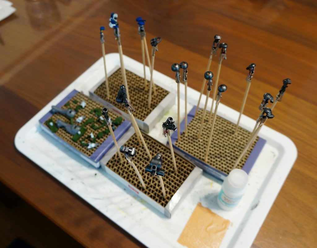 多いときで1日で3色塗ります。右下に見えるのがデコパージュ液。平日の作業時間は1.5時間くらいなので完成まで1か月程かかります。