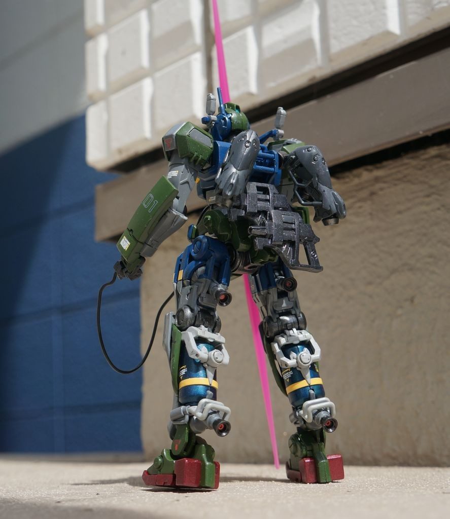 バックショット。武器をたくさん携行しているのケンプファーみたいでカッコ良いですね。