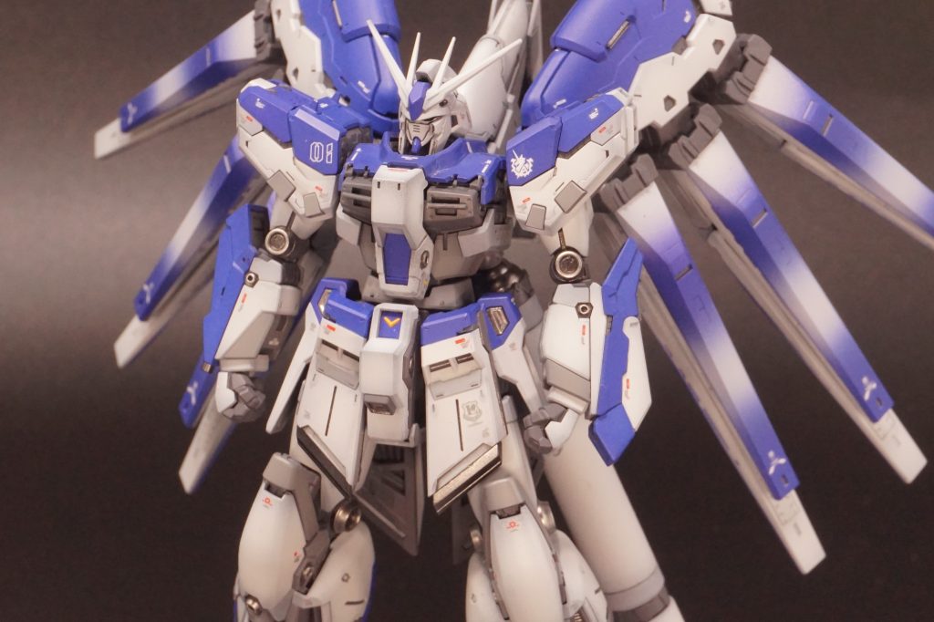 HWS用の装甲を装備する際は、胸部インテーク周りの部品を左右2つずつ、フロントアーマーの先端部分を左右1つずつ外します。