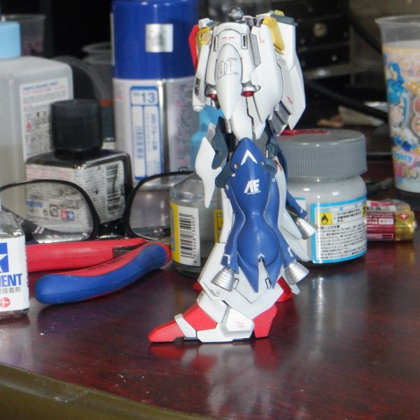 デカール貼って艶消しトップコートしてやっと下半身完成です。リアルタッチマーカーでこするかは悩みどころです。とりあえず形になるよう上半身も進めたい。バックパックにマグネット仕込んで瞬着流したら真ん中で割れました・・・太股もだけど100均の瞬着には呪いがかかっているのか!?バックパックデカールもトップコートもかけてたのにやり直しです( ；∀；)（3枚目）