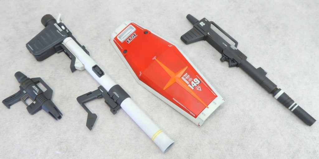 ■武器類ハイパー・バズーカ、ビーム・スプレーガン、シールド、固定武装の360mmロケット砲は、ストレート組みして好みのカラーで塗装しました。シールドの「149」というナンバーは、このシールドが本機の専用シールドではなく、「142MS小隊」に配備された共用の消耗品という独自設定に基づくマーキングです。