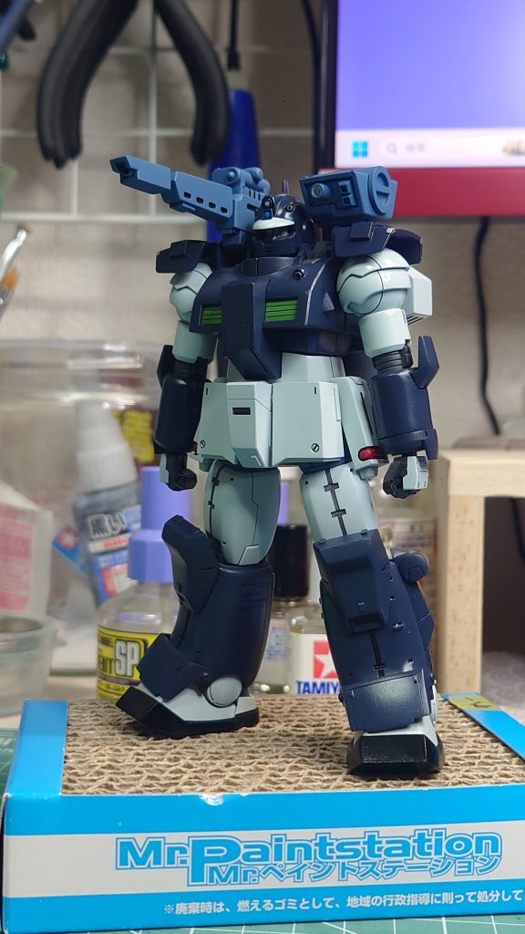 基本塗装まで終わらせたところです。本体はクレオスのライトブルーグレーとホワイトの混色とνダークブルー、武装類はミディアムブルーです。