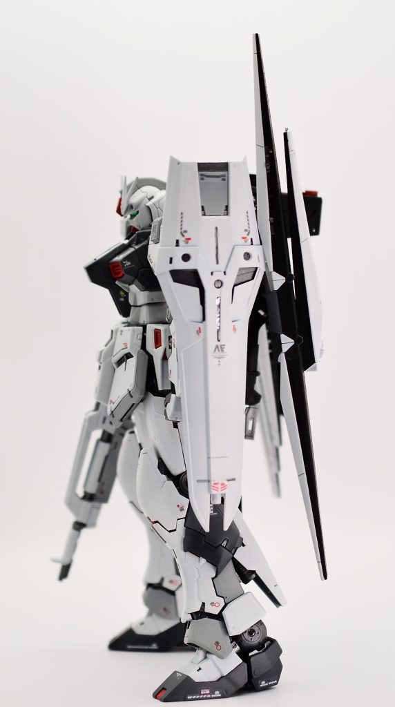 カラーレシピはメインカラーがガイアグレー1サブカラーがガイアグレー2.3フレームはガンメタサフファンネル黒部分は黒サフのまま。赤い部分はGXの赤を白下地で。仕上げはGXのつや消しのススス(114番)
