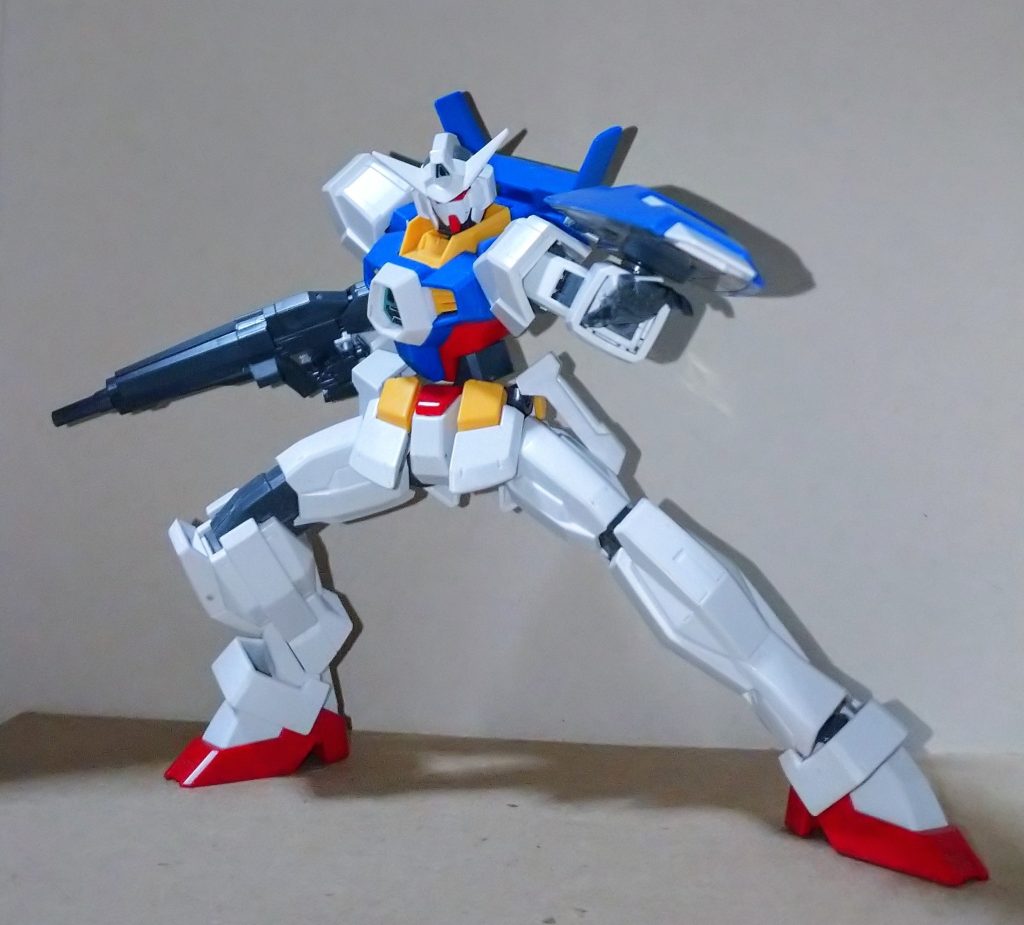 これが発売された当時も買おうかどうか悩んで結局買わなかったのですがやはりこのシリーズの完成度の高さは異常です。KPSが使われる前のポリキャップ使用モデルの頂点だと思える出来映えだと個人的には思います。確かシリーズの第一段として発売されたのがこのAGE1ノーマルだったと思いますが本当にビックリする位に出来が良い！色分けや可動等は最新モデルにもひけをとらない完成度です。アニメ自体の評価はパッとしなかった印象ですがそれが理由でこのシリーズに触らないのは本当に勿体無いです。同年代にリリースされていたHGUCシリーズなんかと比べるとレベルが2段階も3段階も上で値段も控え目というどこかおかしな話になっています。