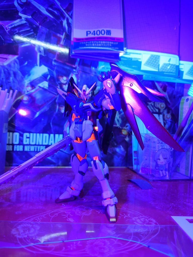 関節部、ブラックライトで光るようになってます！展示してるとあまり分からないんですけど笑