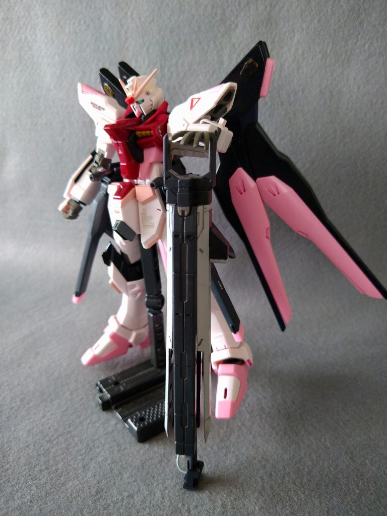 武器、アンテナ、交換手首一切無し本体のみ５５０円のストライクフリーダムを購入したので、バラして切り取り跡をヤスリかけたり、一部塗装してみたりしてみました