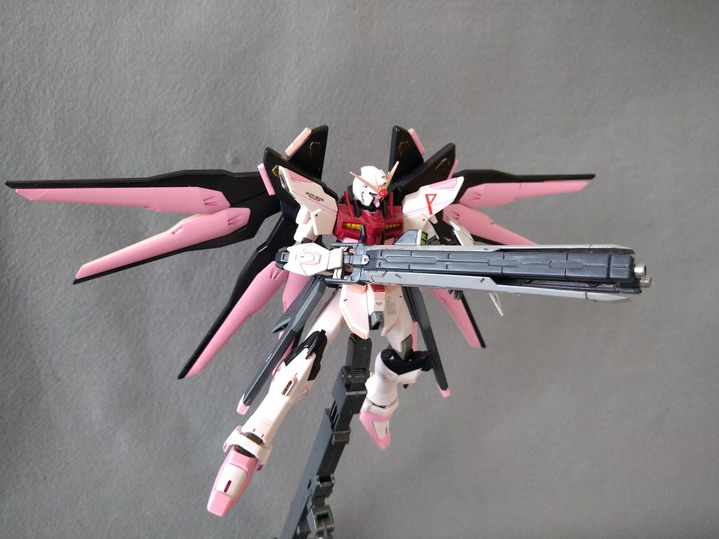 「 ノレアさんにはこちらを」「 フリーダム！英雄の機体ですよ？私なんかが…」「 コピー機体なので大丈夫ですわ。ドラグーンもパーメット操作ですし」「 そう言う問題じゃ…」ソフィ「 いいないいな、ねえリーダー、私の機体は？」「 蒟蒻が暑さでサボらなければ近々お見せできると思いますわ」ストライクフリーダムコピー・ソーンでした。お目汚し大変失礼致しました