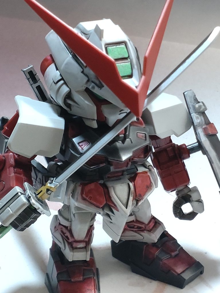 刀の刃はシルバーから峰側はガンメタちょっと雑な部分目立つな〜SDは筆塗り練習には最適