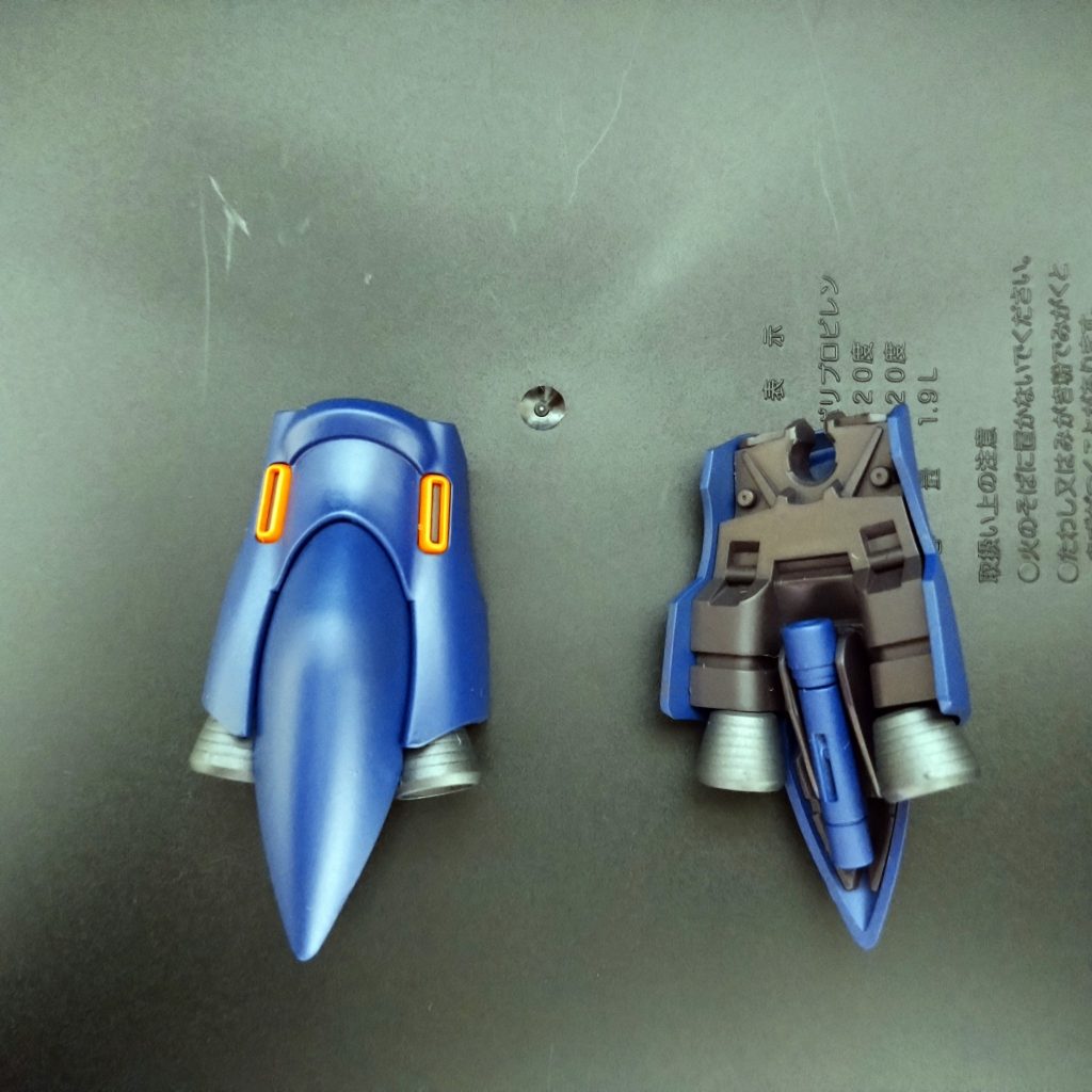 サイドカバーにサーベル収納