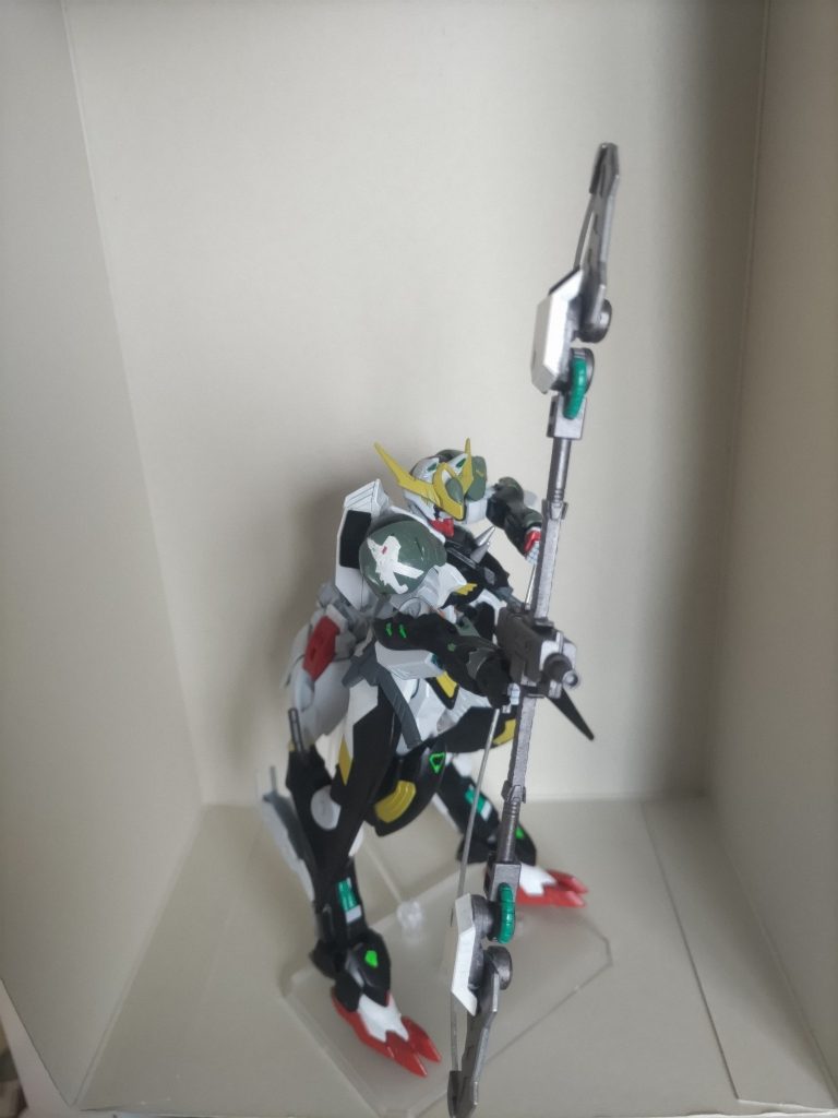 ハンドガンとツインアックスを合体させた弓モード引き絞ることでエネルギーをチャージして威力が上がると言った設定です
