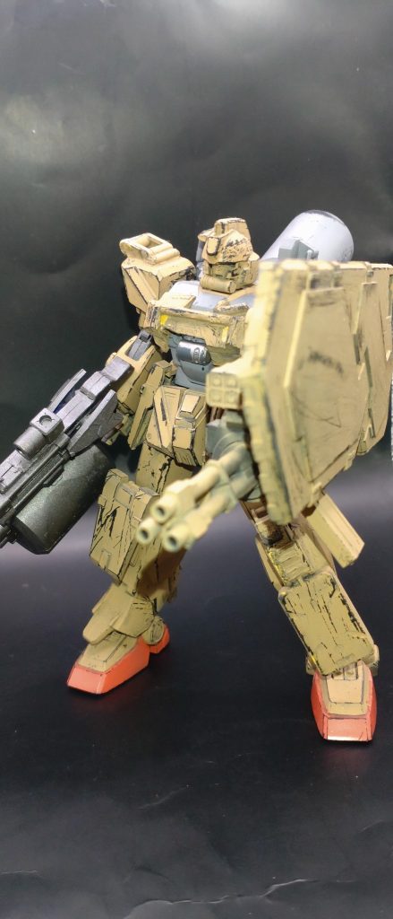 左腕は破損し、そこへ盾やらガトリングやらを盛り込んだ複合武装に。なんで素直に陸ジム・陸ガンのパーツを使わなかったのって絶対整備班に突っ込んでると思います。