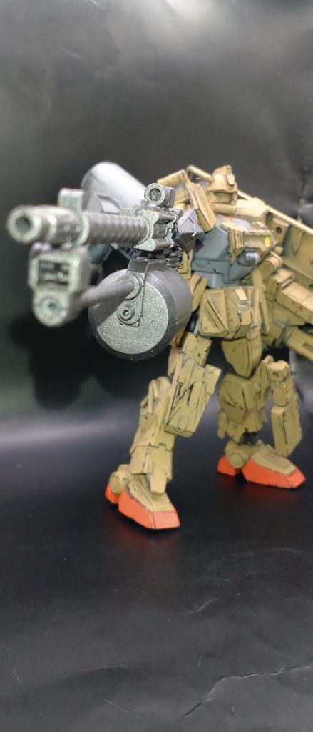 Ez-8はそもそも現地改修型のモビルスーツ(だったはず)なので、それっぽくしたくてこうしたんだと思います。