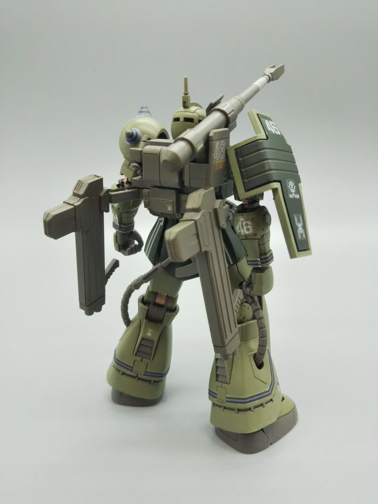 盾やショルダーアーマーも違う。